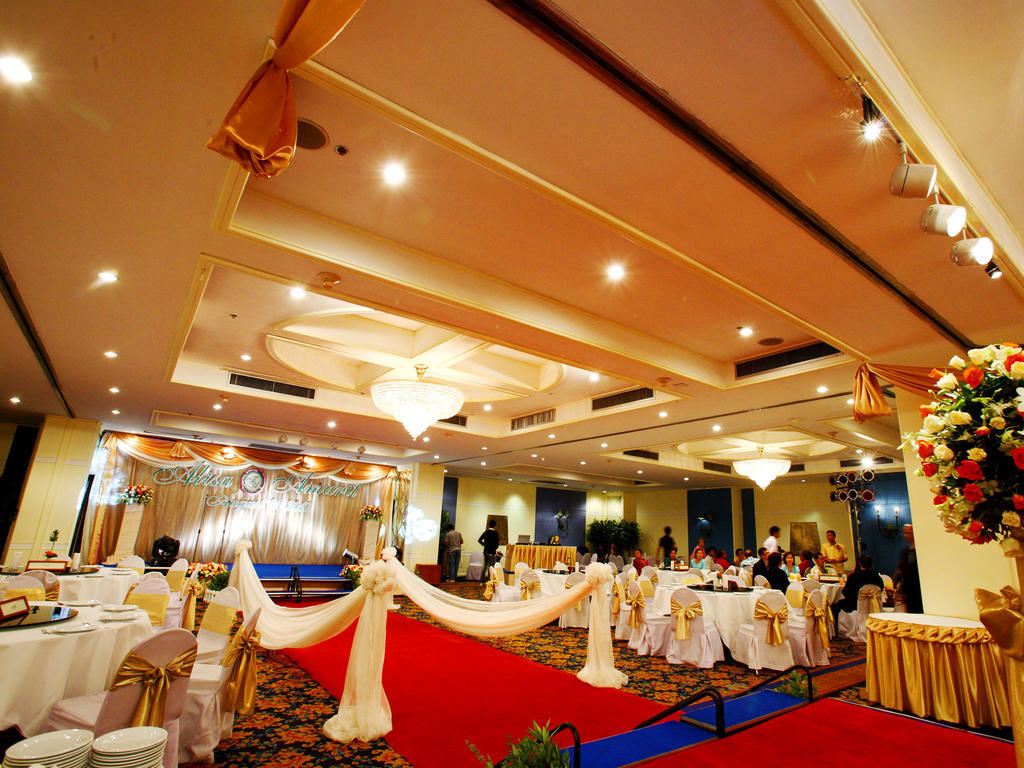 Montien Riverside Hotel Bangkok Exterior photo A wedding reception in a hotel