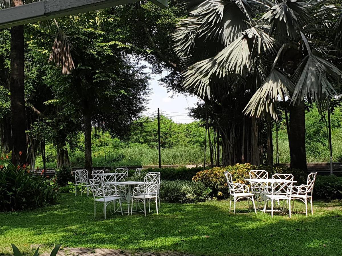 Montien Riverside Hotel Bangkok Exterior photo The garden of the villa
